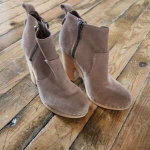 Dolce Vita Arlynn Clog Boots Booties Size 8 1/2 Tan Suede great condition